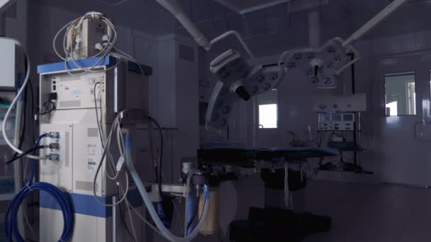 Операционная освещается хирургическими лампами, а затем снова темнеет — стоковое видео