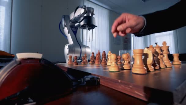 Juego de ajedrez entre un ser humano y una inteligencia artificial . — Vídeos de Stock