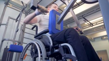 Engelli bir adamın bir asansör-ağırlık egzersiz sürecinin alt görünümü 