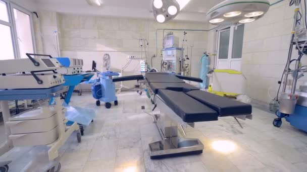 Equipamentos e dispositivos médicos na sala de operações . — Vídeo de Stock