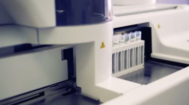 Bir laboratuvar makine içine eklenen ve Başlarken olmak tüpler işlenen test yakın çekim