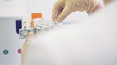Bilimsel alt test tüpleri dönüm ve onları bir laboratuvar makinenin içine koyarak