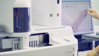 Test tüpleri modern laboratuvar makine tarafından işlenmekte olan