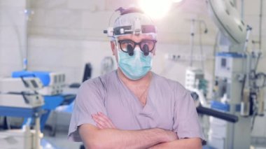 Doktor el feneri doğru pozisyonda giderir..