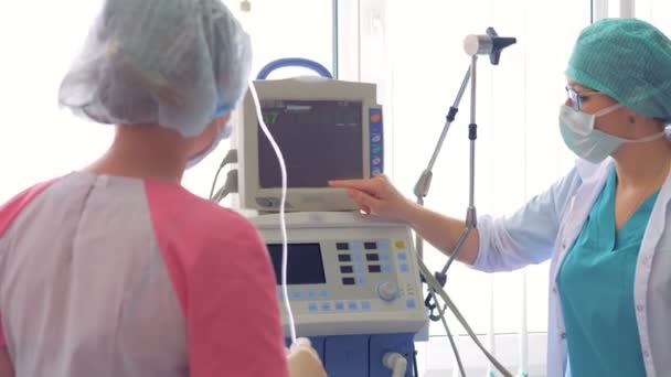 Жінці – лікарю роботи з комп'ютером у сучасних клініки. — стокове відео