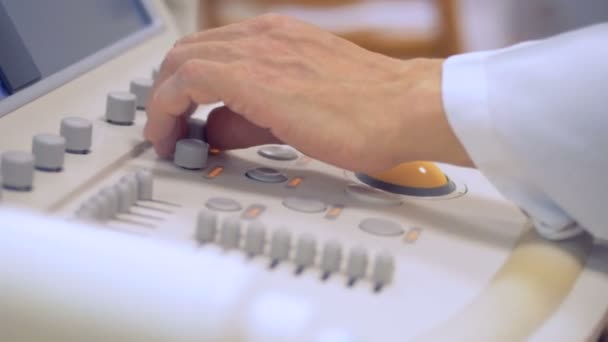 Ο γιατρός το χέρι λειτουργίας σύγχρονου υπερήχων μηχάνημα στο νοσοκομείο. 4k. — Αρχείο Βίντεο