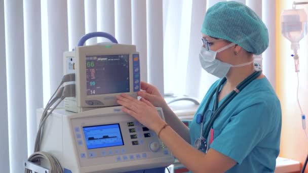 Anesthésiste travaillant avec cardiographe en salle d'opération . — Video