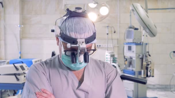 Doctor in special surgery equipment. — Stock Video