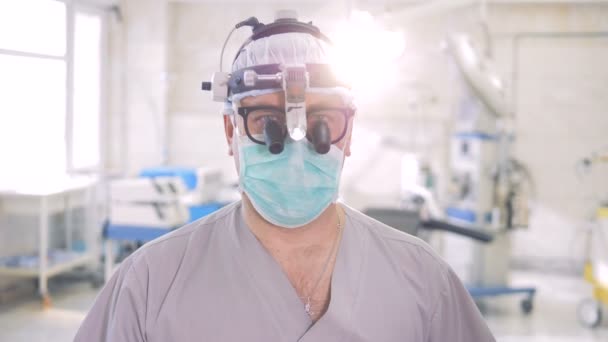 Close-up πορτρέτο ενός γιατρού σε ποτήρια ειδική χειρουργική επέμβαση. 4k. — Αρχείο Βίντεο