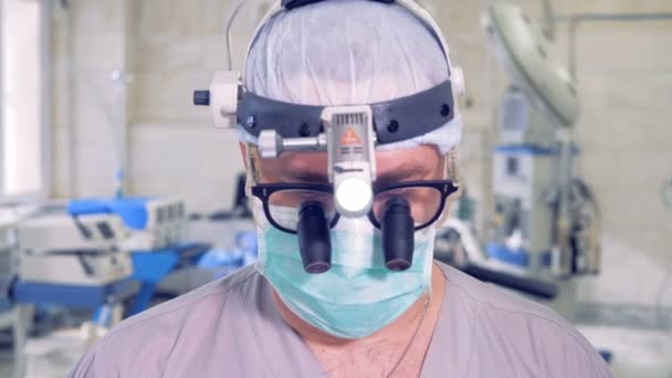 Doctor in de operatiezaal op zoek naar de camera. Artsen-portret. — Stockvideo