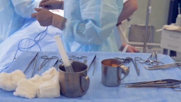 Verpleegkundigen werken tabel met chirurgie instrumenten. — Stockvideo