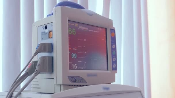 Moderní lékařské zařízení zobrazující životně důležité parametry. — Stock video