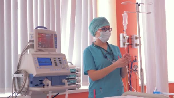 L'anestesista inietta la medicina tramite catetere in un ospedale . — Video Stock