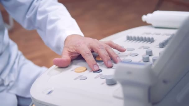 Die Hand des Arztes kontrolliert den Untersuchungsablauf des Patienten. — Stockvideo