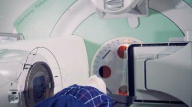 Tomografi tarayıcı bir erkek hasta tarafından.