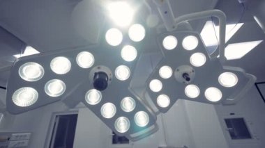 Bir ameliyathane içinde bulunan iki cerrahi lambalar.