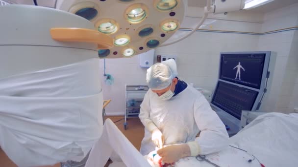 Le chirurgien applique des sutures chirurgicales . — Video