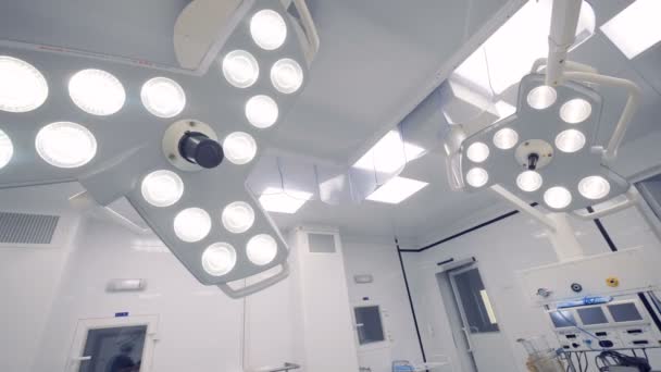 Chirurgenlampen hängen an der Decke. 4k — Stockvideo