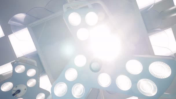 Encienda, apague las lámparas quirúrgicas en una cirugía. De cerca. . — Vídeo de stock