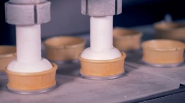 İki otomatik tüp dolum Gofret bardağı krem pompalama