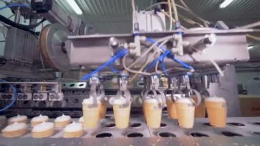 Endüstriyel mekanizma dönen metal silindir içine doldurulmuş gofret bardak taşındıktan