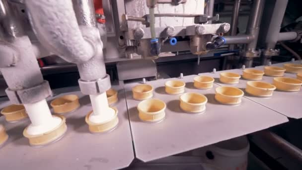 Lassított felvétel, krémes töltelék egyre töltött ostya csésze — Stock videók