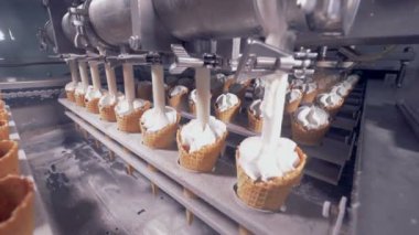 Gofret koniler birçok satır sonuç olarak beyaz kremalı madde ile dolu