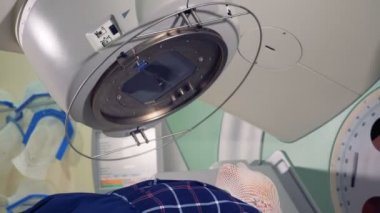 Modern Ct tarayıcı döndürme. Radyasyon tedavisi modern klinik bir getting hasta.