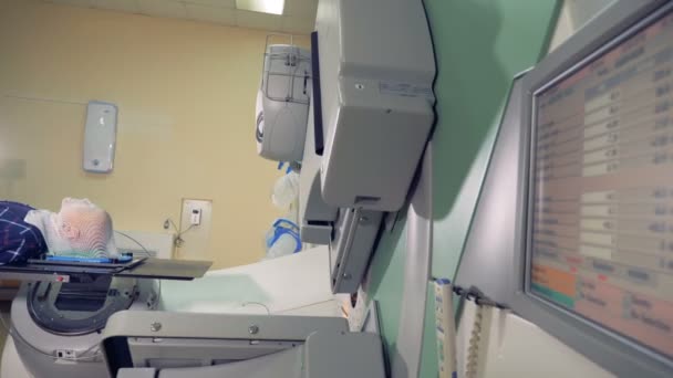 Paciente recebendo tratamento de radioterapia. Equipamento de tratamento de radiação em ação . — Vídeo de Stock
