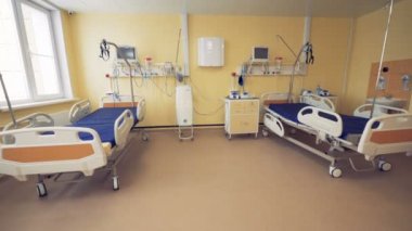 Bir tam donanımlı hastane koğuşunda tek kişilik yatak ile geniş açı bakış