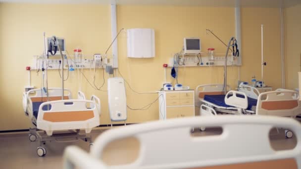 Sala de hospital totalmente equipada con una cama individual. Ángulo ancho . — Vídeos de Stock