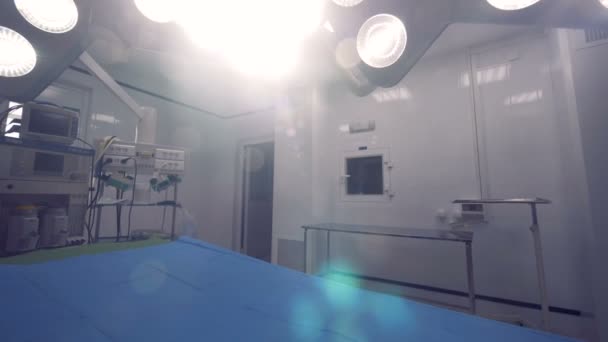 Panorama vertical d'une lampe chirurgicale en salle d'opération moderne. 4K . — Video