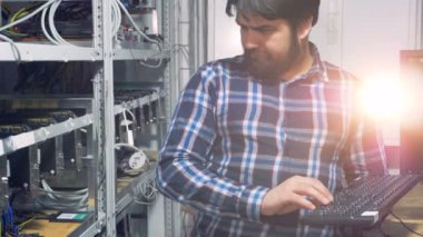 BT Mühendisi cryptocurrency incelemesi fabrikada çalışıyor. Endüstriyel araştırma grubu bitcoin ve cryptocurrency para için.
