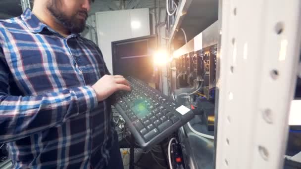 Teknisi IT laki-laki bekerja di pabrik tambang cryptocurrence . — Stok Video