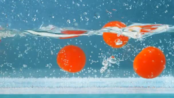 Viele Tomaten ohne Sprossen versinken im Wasser — Stockvideo