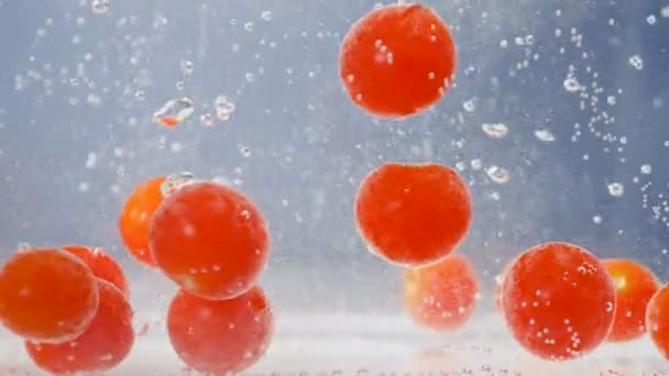 Abastract φόντο - μπλε νερό με κόκκινες ντομάτες. — Αρχείο Βίντεο