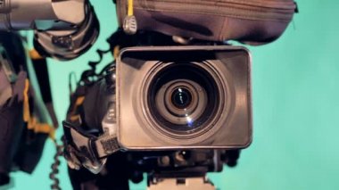 Sağdan sola doğru kamera lensler görüntülerini kapat