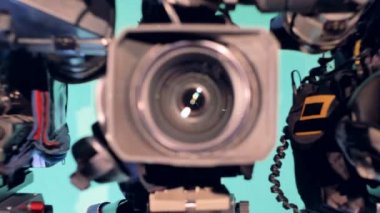 Yakınlaştırılmış görüntü üç profesyonel dijital video kamera