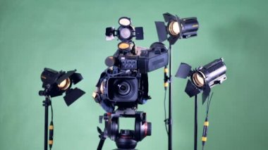 Arka plan projektörler bir videomaking kümesinin tek seferde kapatma