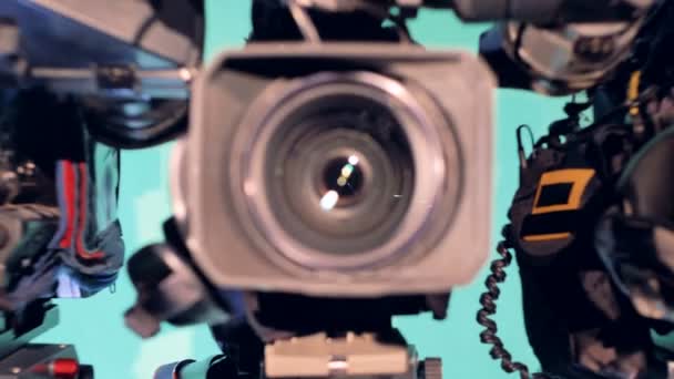 Yakınlaştırılmış görüntü üç profesyonel dijital video kamera — Stok video