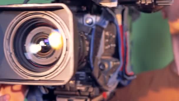 Videokameran är att få riktad mot betraktaren av en manlig aktör — Stockvideo
