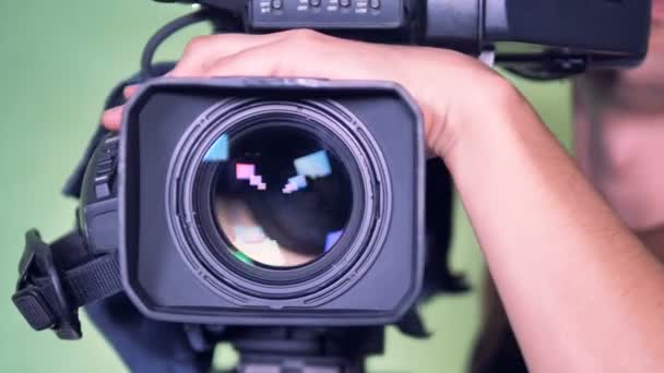 Videorecorder wird von einem Kameramann gedreht, herausgezoomt und dann seitlich umgeleitet — Stockvideo