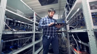 İzleme çıkarma işlemi çalışma Cryptocurrency uzmanı.