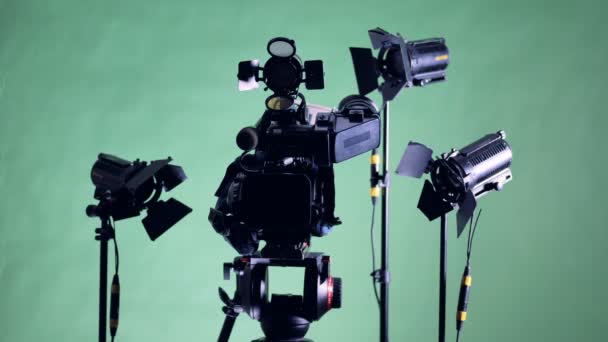 Alle lampjes van een filmen set draaien op één voor één — Stockvideo