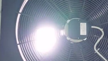 Fabrika endüstriyel havalandırma fan kapatın. 4k.