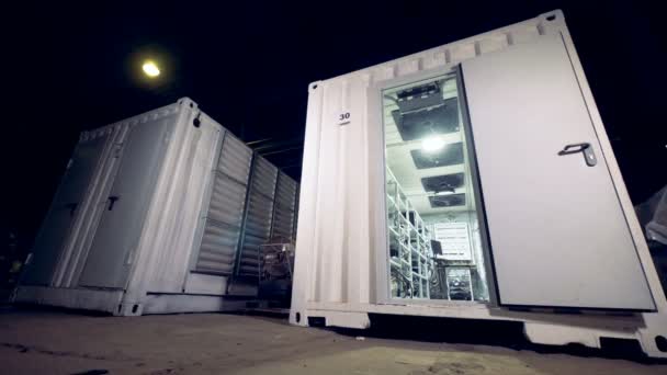 Cryptocurrency mijnbouw Data Center in metalen container. 4k. — Stockvideo