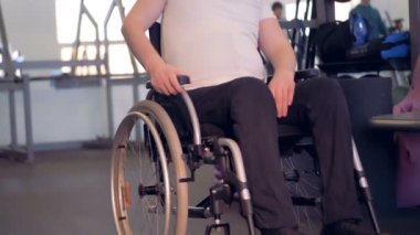 Önce eğitim ısınma tekerlekli sandalye Engelli insanın tam görünüm.