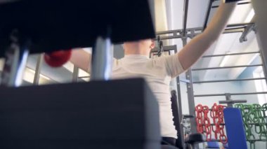 Engelli adam bir spor salonunda sağlığı için en iyisini yapmaya çalışır.