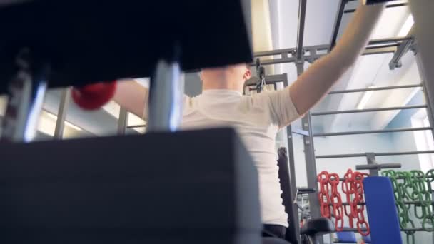 Funktionshinder man försöker göra bäst för sin hälsa i ett gym. — Stockvideo