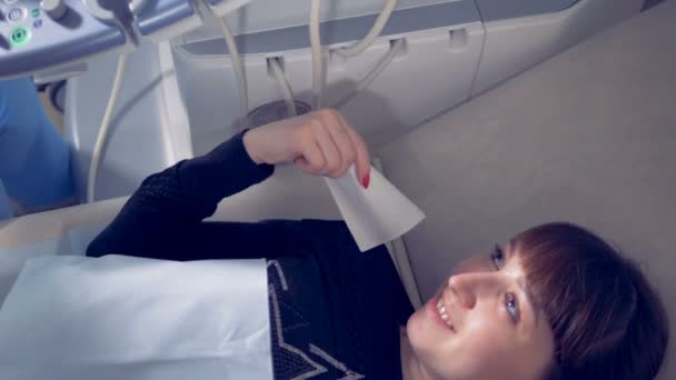 Mulher grávida feliz está deitada em uma cama de hospital e observando seu processo de ultra-som — Vídeo de Stock